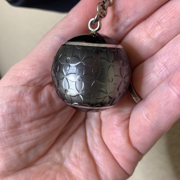 Louis Vuitton Mini Lin Croisette Charm Silver hardware Bag Charm/keychain - Picture 4 of 6